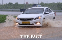 [TF포토] 중부지방 호우주의보 '빗물 차오르는 도로'
