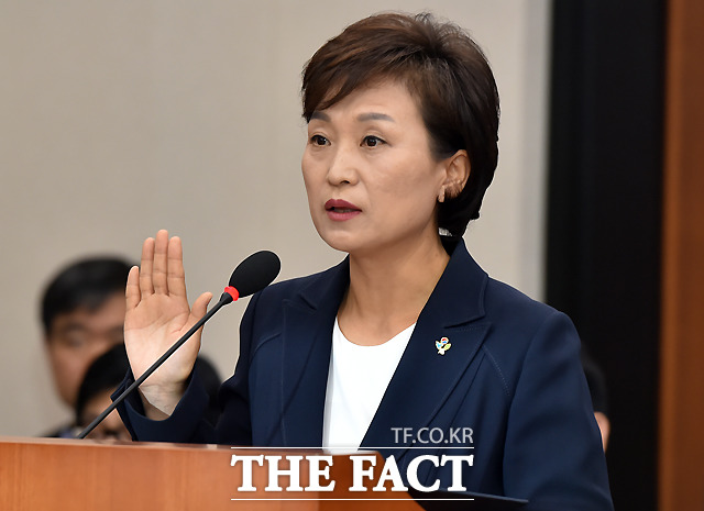 김현미 장관 8.2 부동산대책 발표 김현미 국토교통부 장관은 2일 주택시장 안정과 실수요자를 위한 부동산 대책을 발표했다.