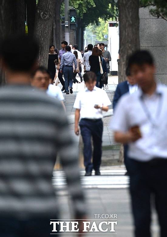 서울시교육청은 2일 ‘학교 비정규직 고용안정·처우개선 정책 방향’을 발표하고 학교 비정규직에 적용할 생활임금을 시간당 1만 원으로 올해보다 24.4%(1960원) 인상한다고 밝혔다. /더팩트 DB