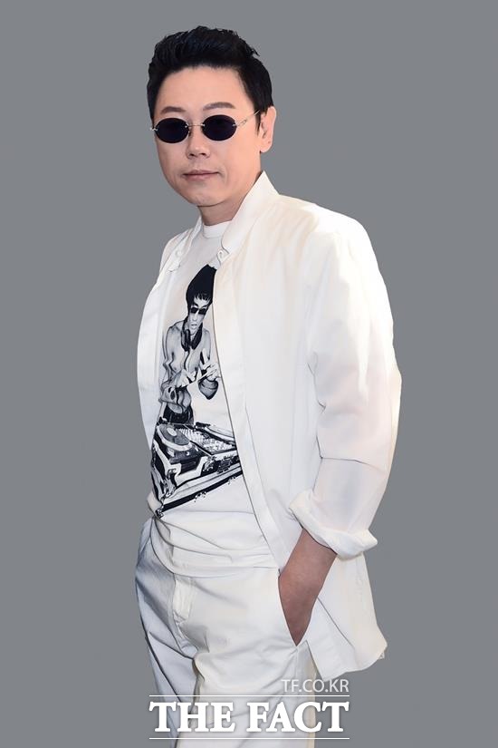 팬들과 함께 하는 선상파티도 기대해주세요. 신철은 한 여름밤의 꿈이라는 주제로 오는 8월25일 중국 위해 화동훼리 3박 4일 선상 댄스파티를 진행한다.