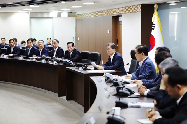 4일 한국갤럽의 8월 첫째주 여론조사 결과에 따르면, 문재인 대통령이 직무수행을 잘하고 있다는 평가는 77％로 지난주와 변함없는 것으로 나타났다. 다만 부정 평가는 15%로 전주보다 2%p 올랐다. /청와대 제공