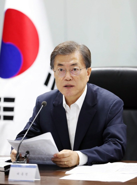 4일 한국갤럽의 8월 첫째주 여론조사 결과에 따르면, 문재인 정부의 사드(THAAD·고고도미사일방어체계) 발사대 임시 배치와 관련해 잘했다는 평가가 72%를 기록했다. / 청와대 제공
