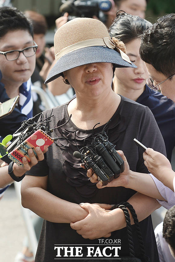 공관병 갑질 의혹의 당사자인 박찬주 대장의 아내 전모씨가 7일 오전 서울 용산구 국방부 고등법원에 참고인 신분으로 소환되고 있다./사진공동취재단