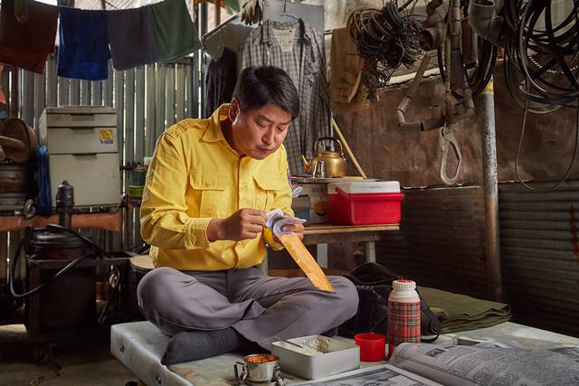 송강호는 택시운전사에서 독일 기자를 피터를 태우고 광주로 향하는 택시운전사 김만섭을 연기했다. 김만섭은 거금 10만원을 벌기 위해 광주로 향하고 그곳에서 군인들의 잔혹함을 목도한다. /영화 택시운전사 스틸