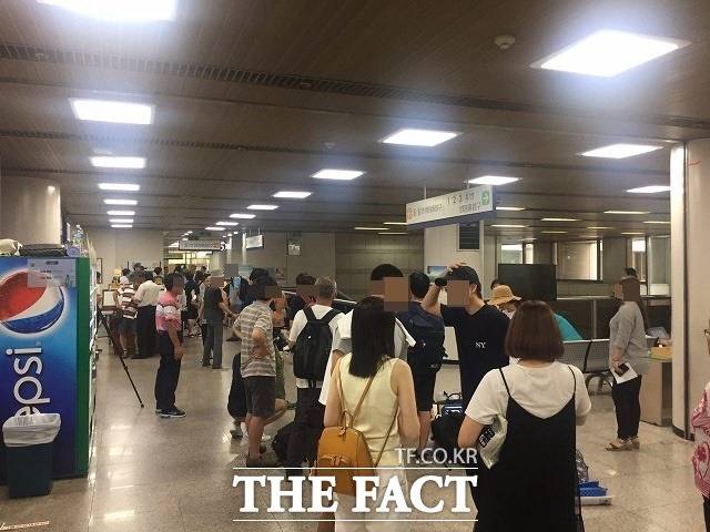 7일 이재용 삼성전자 부회장의 결심 공판을 방청하기 위해 시민, 취재진, 삼성 그룹 관계자들은 전날부터 대기행렬을 이루고 있다. /이성로 기자