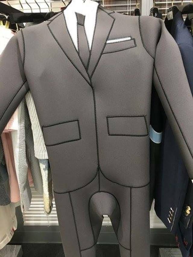 정장인가 수영복인가? 슈트핏 수영복 공개 5일 온라인 커뮤니티 인스티즈에 올 여름을 강타할 신상 슈트핏 수영복이 등장했다. /인스티즈 홈페이지 캡처