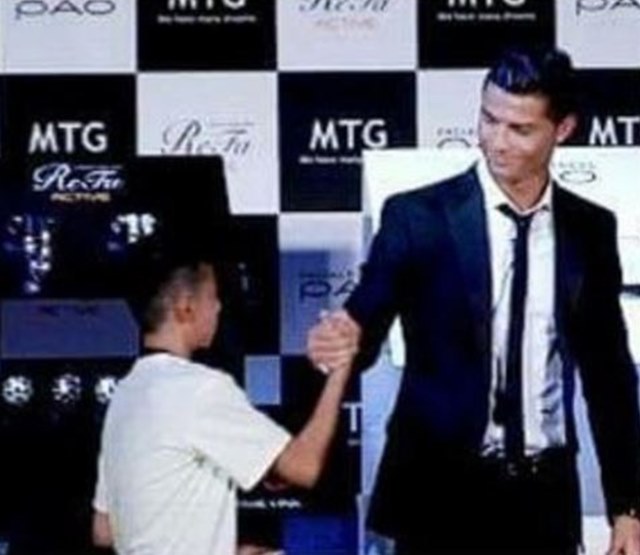 세계적 축구 스타 크리스티아누 호날두(오른쪽)가 일본의 축구 유망주 소년과 악수를 나누고 있다. /유튜브 캡처