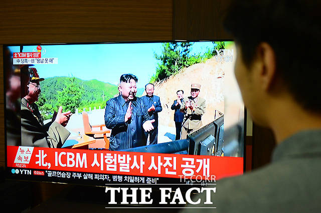 북한이 지난 7월 4일 오후 대륙간 탄도미사일(ICBM) 화성 14형 시험 발사 성공을 발표한 가운데, 서울 금천구 가산동의 한 사무실에서 직원들이 관련 뉴스를 지켜보고 있다./이새롬 기자