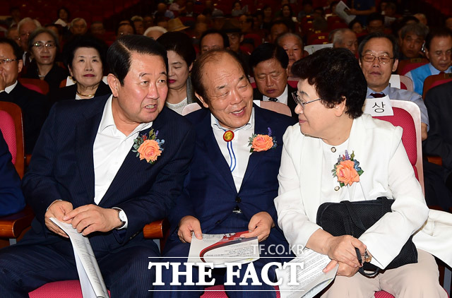 대화하는 박주선 국민의당 비대위 위원장과 김영진 전 농림부장관, 장상 전 국무총리(왼쪽부터)