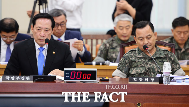 생각에 잠긴 송영무 국방부 장관(왼쪽)과 이순진 합참의장