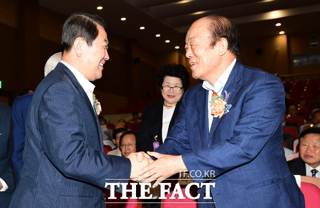 악수하는 박주선 국민의당 비대위 위원장(왼쪽)과 김영진 전 농림부장관