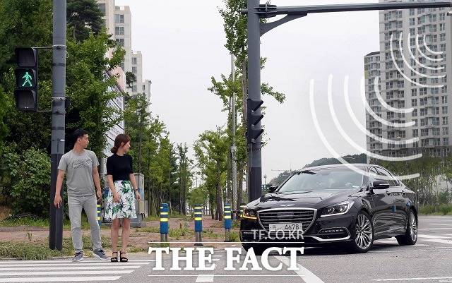 현대기아자동차가 15일 경기도 화성시 내 약 14km 구간에 V2X 인프라 구축을 완료하고 본격적인 V2X 서비스 검증 및 연구를 시작한다고 밝혔다. /현대기아자동차 제공