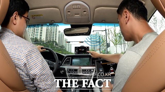 현대기아자동차는 정부가 오는 2020년까지 추진하게 될 고속도로 차량 통신 인프라 구축 사업에 맞춰 V2X 서비스를 상용화한다는 계획이다.