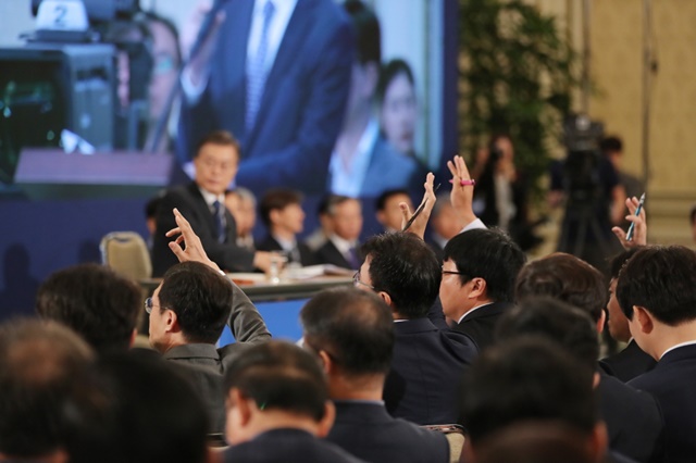 취재진이 문재인 대통령에게 질문하기 위해 손을 들고 있다./청와대 제공