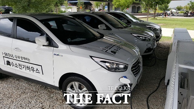 수소전기하우스 외부에서 전력을 공급하고 있는 3대의 수소전기차는 체험공간에 전시된 5대의 에어컨과 TV, 선풍기, 믹서기는 물론 전시장 곳곳에서 상시 가동되는 전력을 생산하고 있다.