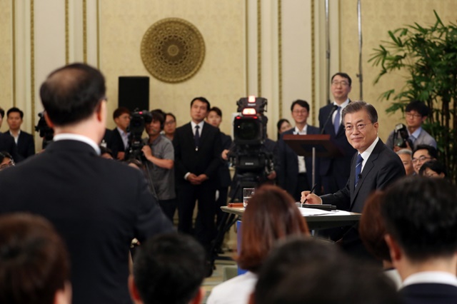 문재인 대통령이 17일 오전 청와대 영빈관에서 열린 취임 100일 기자회견에서 취재진의 질문을 듣고 있다. /청와대 제공