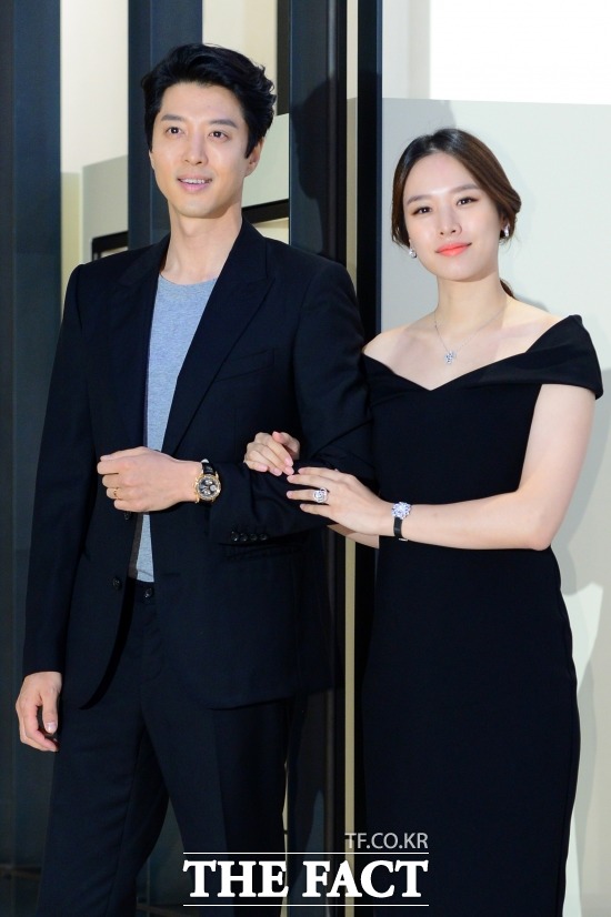 배우 이동건과 조윤희(오른쪽)는 KBS2 월계수 양복점 신사들에서 인연을 맺은 후 부부가 됐다. /남용희 기자