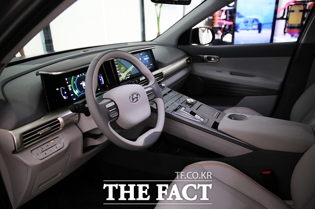 차세대 수소전기차의 실내 디자인은 최초로 대형 인포테인먼트 시스템을 도입해 새로운 대시보드 아키텍처를 구현하는 등 첨단 이미지를 강조했다.