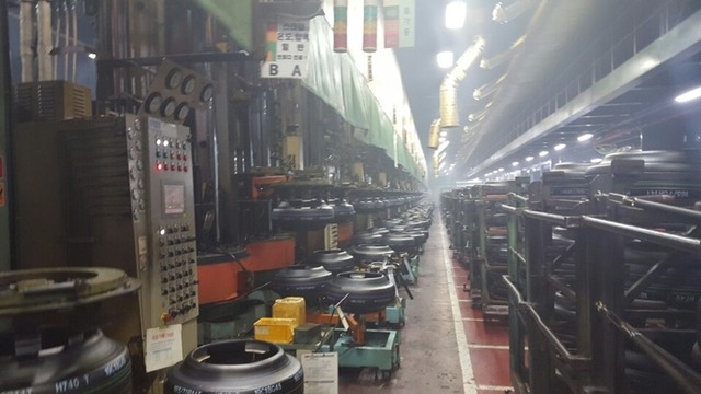한국타이어 산재협의회는 과거 대전공장엔 제대로 된 환기 시설을 갖추지 않고 있어 타이어 제조 과정에서 생기는 유해물질 흄이 공장 내부에 뒤덮여 있어 근로자들이 각종 질병을 얻었다고 주장한다. /한국타이어 산재협의회 제공