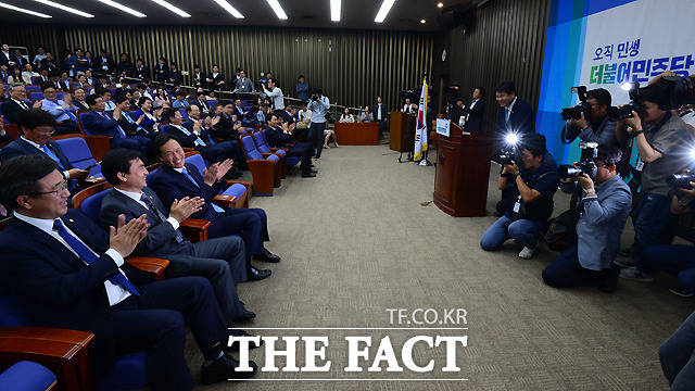 더불어민주당 내 전해철·홍용표 등 일부 의원들은 18일 국회에서 열린 의원총회에서 정당발전위원회 출범에 대해 의구심을 품으며 반발한 것으로 알려졌다. /이새롬 기자