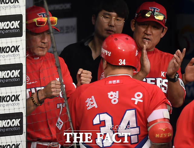 2017 최강의 전력을 갖춘 KIA의 최형우 영입은 신의 한수였다. 김기태 감독이 홈런을 치고 들어오는 최형우를 환영하고 있다.