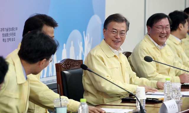 문재인 대통령은 22일 업무보고에서 과거에 비해 과학기술과 정보통신의 국가경쟁력이 많이 낮아졌다고 지적했다./청와대 제공