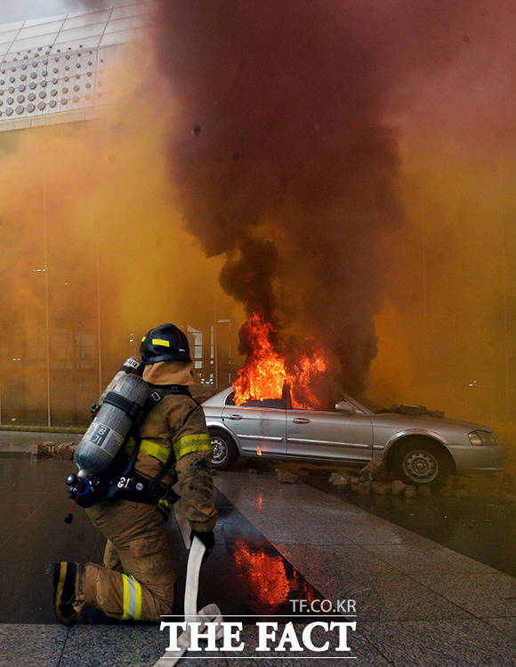 폭파한 차량 화재진압