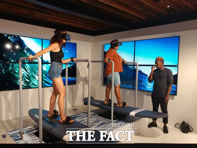 삼성837센터 방문객들이 가상현실(VR) 기기로 서핑 체험을 즐기고 있다. /뉴욕=이성락 기자