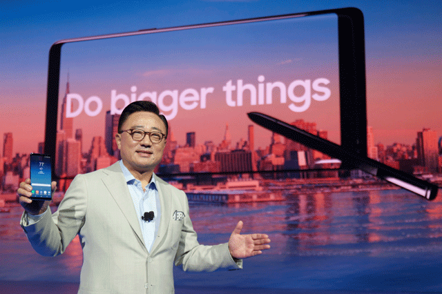 삼성전자는 한국시간으로 24일 0시 미국 뉴욕에서 삼성 갤럭시 언팩 2017을 열고 하반기 전략 스마트폰 갤럭시노트8을 처음 공개했다. 사진은 갤럭시노트8을 소개하고 있는 고동진 삼성전자 무선사업부 사장. /삼성전자 제공