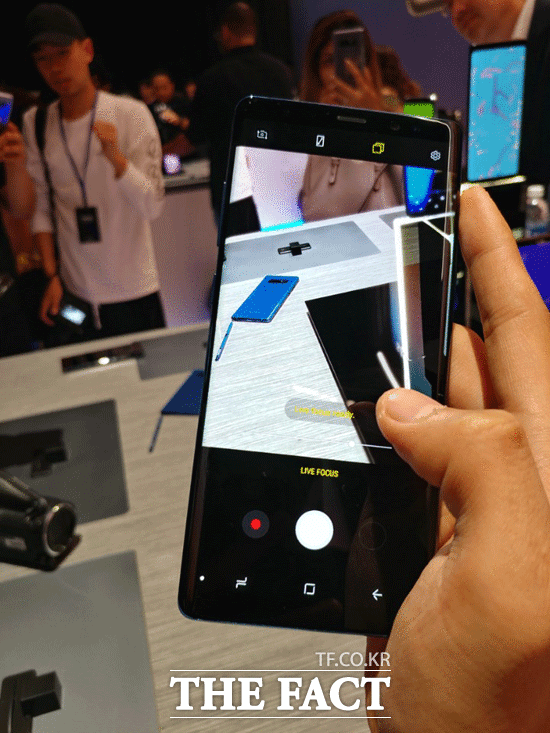삼성전자가 한국 시간으로 24일 자정 미국 뉴욕에서 하반기 전략 스마트폰 갤럭시노트8을 공개했다. 사진은 라이브 포커스 기능을 사용하는 모습. /뉴욕=이성락 기자