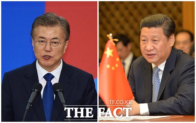 문재인(왼쪽) 대통령과 시진핑 중국 국가수석은 24일 한·중 수교 25주년을 맞아 양국 간 관계를 실질적인 전략적 협력동반자 관계로 표현했다./더팩트DB