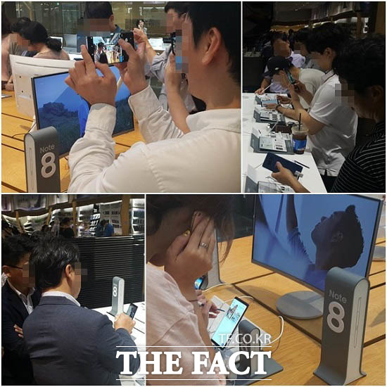 24일 오후 서울 삼성전자 서초사옥 딜라이트샵에서 방문객들이 갤럭시노트8 제품을 살펴보고 있다. /최승진 기자