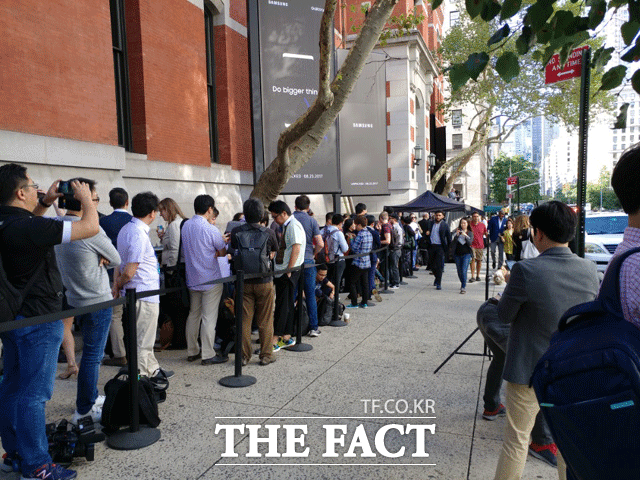 전 세계 취재진들이 갤럭시노트8을 공개하는 삼성 갤럭시 언팩 2017 행사장 입장을 위해 대기하고 있다. /뉴욕=이성락 기자