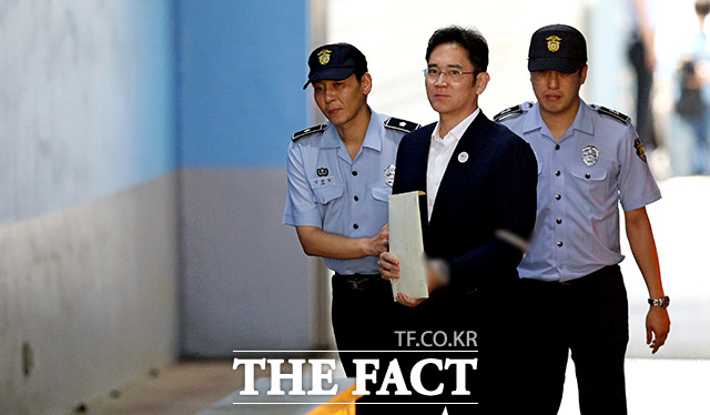 이재용 징역 5년 서울중앙지법 형사합의27부는 25일 뇌물공여 혐의 등으로 기소된 이재용 부회장에게 징역 5년을 선고했다. /이덕인 기자