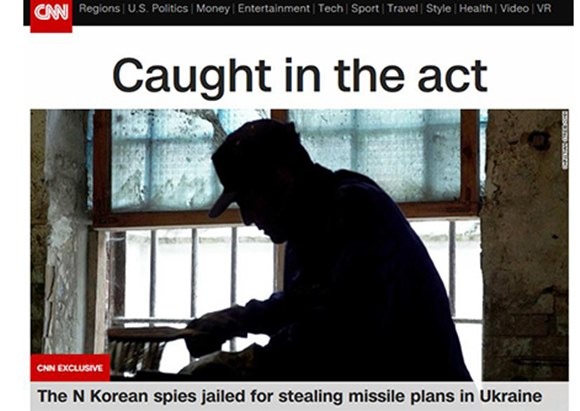 북한에 미사일 기술이 유출됐다는 의혹을 받고 있는 우크라이나 정부는 24일(현지시간) 미국 CNN에 북한 공작원을 체포하는 영상을 공개하며 기술 유출은 없다고 못 박았다. /CNN 보도화면