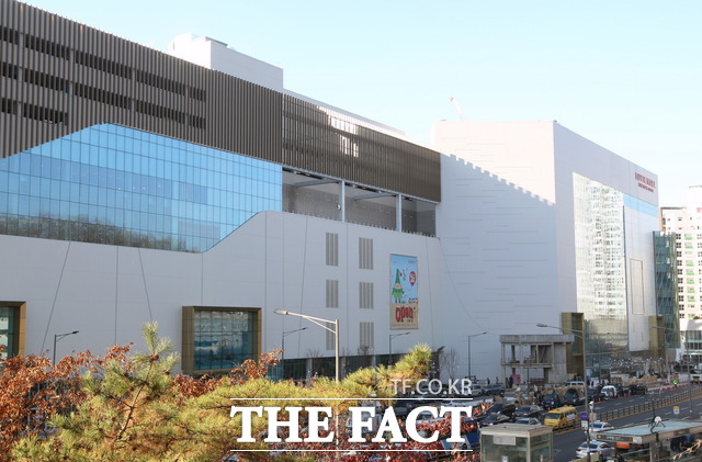 지난해 12월 오픈한 롯데몰 은평은 서울 서북권 최초 복합쇼핑몰을 내세워 100일 만에 누적 방문객 500만명을 달성했다. /롯데 제공