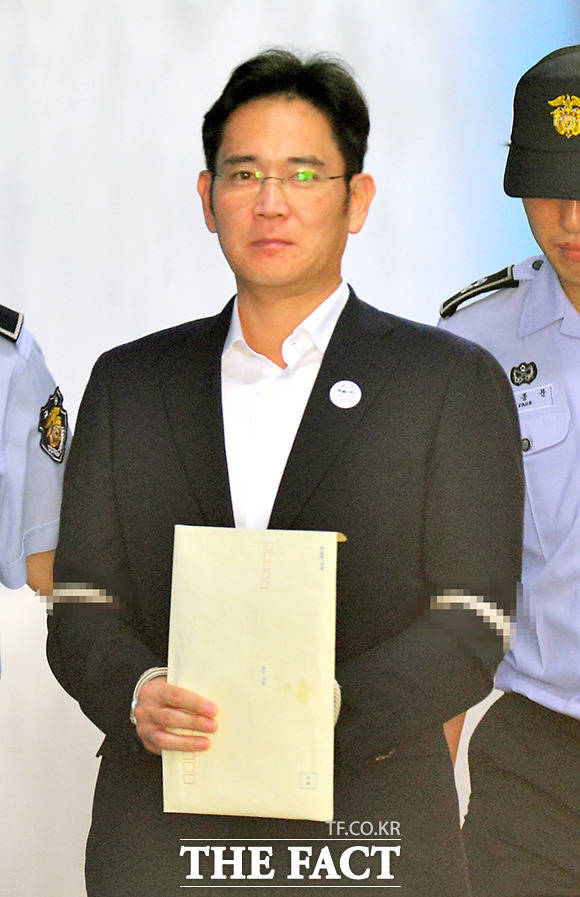 이재용 징역 5년 이재용 삼성전자 부회장이 25일 오후 서울 서초구 서울중앙지방법원에서 열린 뇌물공여 등 혐의 1심 선고 공판에 출석하기 위해 호송차에서 내려 법정으로 향하고 있다./이덕인 기자