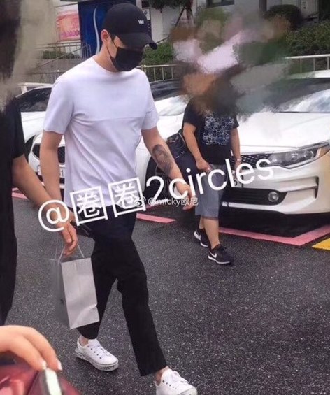 박유천이 25일 전역하는 가운데 박유천의 팔 문신이 주목 받고 있다. /온라인 커뮤니티