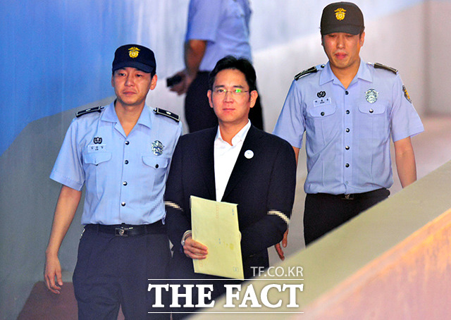이재용 징역 5년 이재용 삼성전자 부회장이 25일 오후 서울 서초구 서울중앙지방법원에서 열린 뇌물공여 등 혐의 1심 선고 공판에 출석하기 위해 호송차에서 내려 법정으로 향하고 있다./이덕인 기자