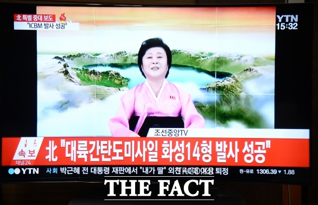 북한이 문재인 정부 출범 이후 8번째 미사일 발사를 감행했다. 합참은 북한이 단거리발사체 수발을 발사했다고 26일 밝혔다. 사진은 지난 7월 4일 오전 9시 40분께 평안북도 방현 일대에서 동해상으로 탄도미사일을 발사하고 특별중대보도를 통해 시험발사 성공을 발표할 당시 모습. /더팩트 DB