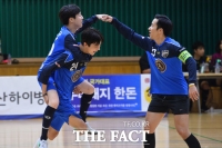 [TF사진관] 유승우-에디킴, '우리는 풋살 플레이어!'