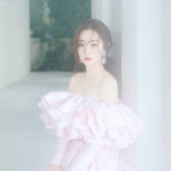 드레수아라는 애칭이 있는 배우 홍수아가 웨딩21과 진행한 웨딩 화보 미공개 컷을 공개했다. 홍수아는 공개된 사진에서 가녀린 어깨선을 드러내며 여신 분위기를 발산했다. /웨딩21 제공