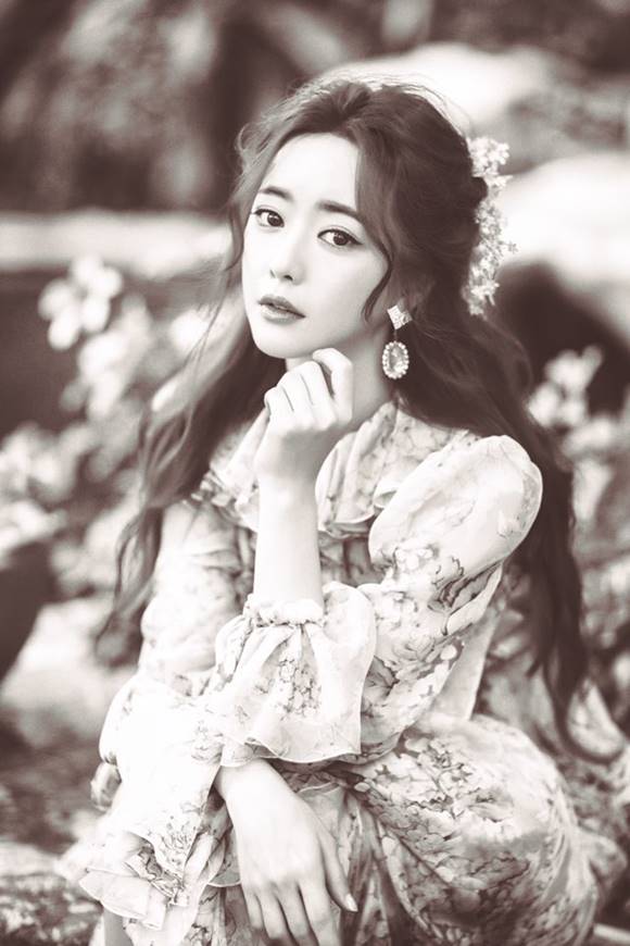 뷰티프로그램 뷰티 아일랜드 MC를 맡고 있는 홍수아는 중국영화 방관자 개봉을 앞두고 있다. /웨딩21 제공