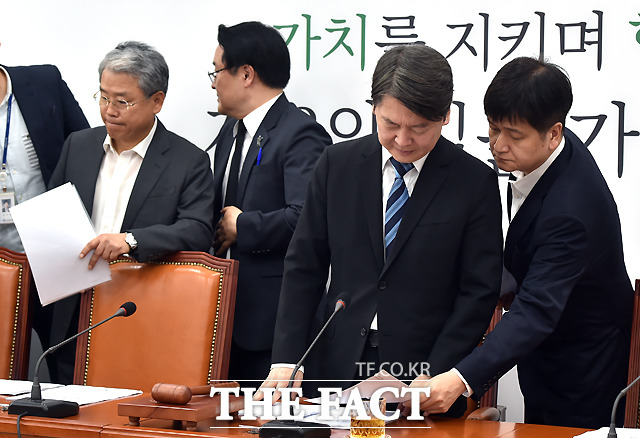 회의 준비하는 안 대표