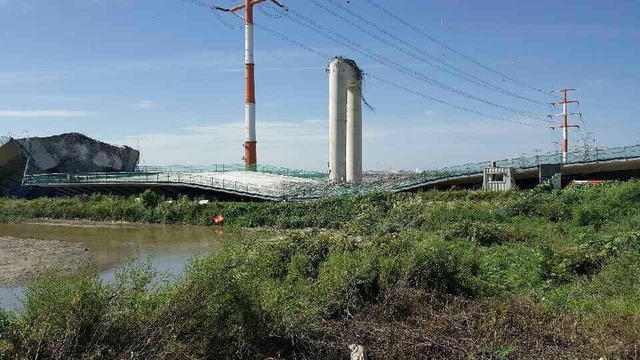 평택국제대교 붕괴, 인명피해 없어. 평택국제대교 붕괴 사고가 발생한 가운데 평택시와 국토교통부 등은 사고 원인 조사에 나섰다. /경기남부경찰청