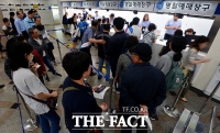 [TF포토] 추석 열차승차권 예매 시작, '창구 가득 메운 시민들'