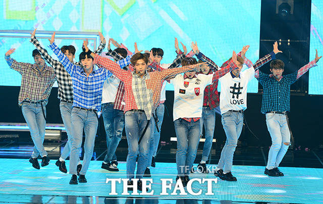 그룹 Wanna One이 30일 오후 경기도 고양시 일산 MBC 드림센터에서 열린 쇼 챔피언에 참석해 화려한 무대를 펼치고 있다.