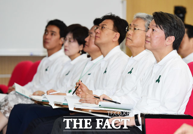 강연 듣는 안철수 대표를 비롯한 당 지도부