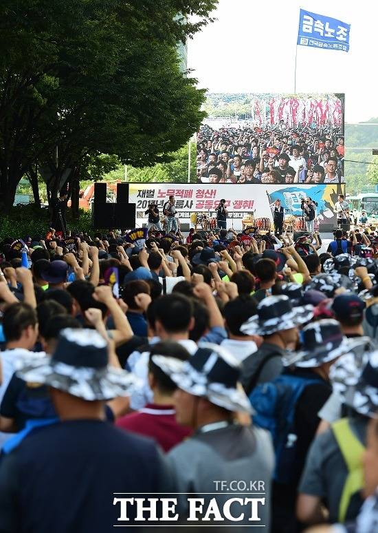 서울중앙지법 민사합의41부(권혁중 부장판사)는 이날 재판에서 상여금도 통상임금에 포함돼야 한다라며 원고 일부 승소 판결했다. /배정한 기자