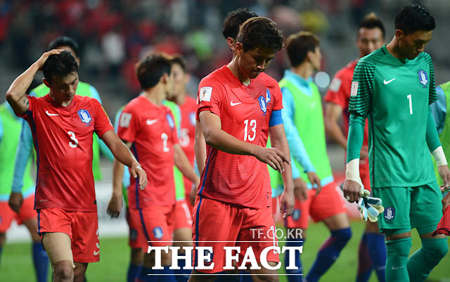 한국 선수들이 0-0으로 이란과 비긴 뒤 아쉬운 표정으로 그라운드를 떠나고 있다.
